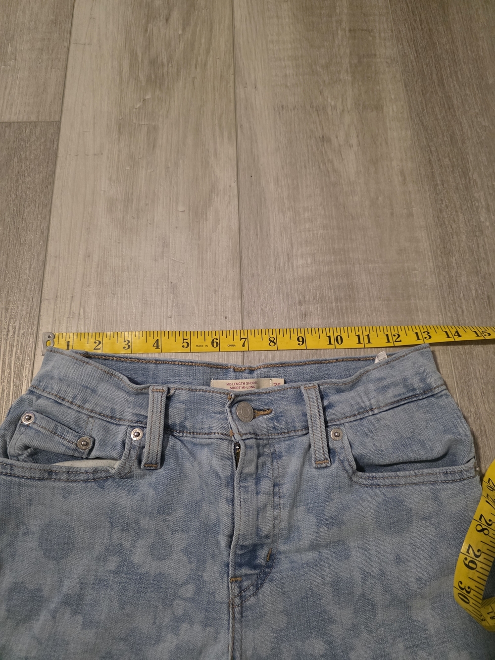 Levi’s W26 Light Wash Denim Shorts Mid Rise Cuffed Casual - Picture 9 of 13
